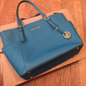 Michael Kors jet set zip top tote